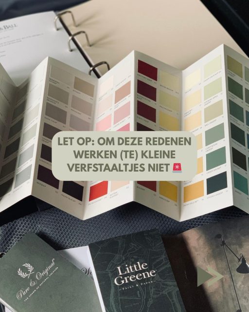 Waarom kleine verfstaaltjes je kleurkeuzes saboteren 😏🎨
Sta je op het punt om een kleur te kiezen voor je muur?
Dan maak je misschien deze veelgemaakte fout: je test met (te) kleine verfstaaltjes.
Klinkt logisch… maar het werkt vaak juist tegen je.
👉🏼 Kleine kleurstalen geven een vertekend beeld van de kleur in je interieur
👉🏼 Lichtinval (daglicht vs. kunstlicht) verandert de kleur enorm
👉🏼 Kleuren lijken op een klein oppervlak vaak donkerder of juist fletser
👉🏼 Je ziet geen echte balans met je meubels en vloer
Het resultaat? Twijfel, miskopen en een kleur die totaal anders uitpakt op je muur.
Wat werkt wél?
✔️ Gebruik grote kleurstalen of verf een A4/A3 vlak op de muur
✔️ Test de kleur op meerdere plekken in huis
✔️ Bekijk de kleur op verschillende momenten van de dag
✔️ Combineer direct met je interieur (bank, vloer, accessoires)
Bij mijn kleuradviezen aan huis heb ik áltijd mijn grote stalenboeken mee: Zodat ik jou een goed beeld kan geven van de geadviseerde kleuren.
Tevens kun je ook een stalenpakket bij boeken die je na de afspraak per post ontvangt. Zo kun je de kleuren zelf ook op verschillende momenten van de dag gaan testen, voordat je aan de slag gaat met verven 😎💪🏼